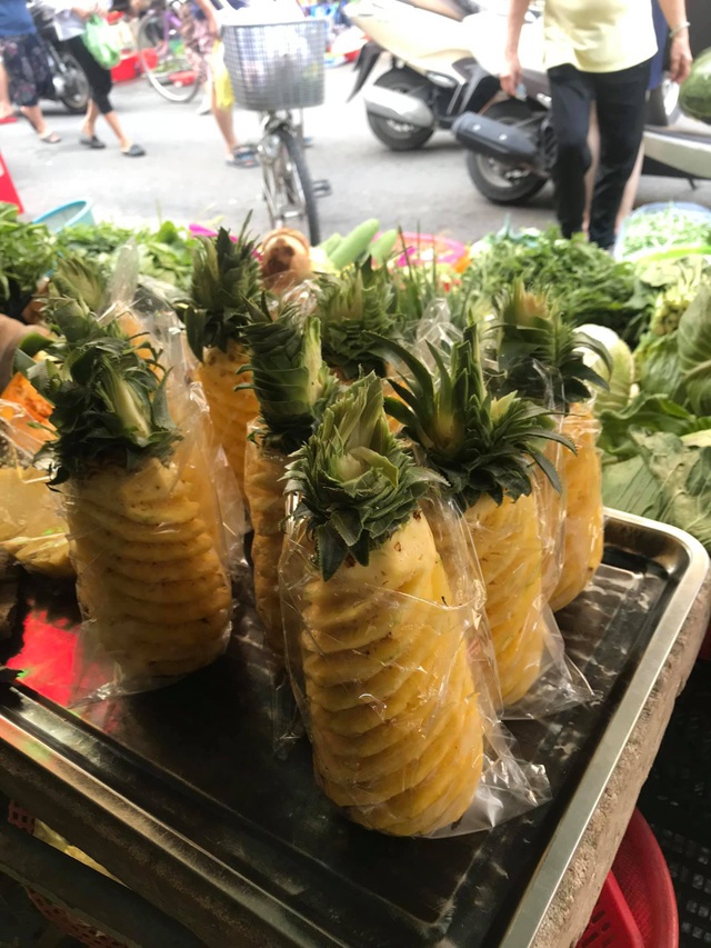 Người đàn ông ở Sài Gòn trổ tài gọt dứa trong 45 giây gây sốt mạng - 2 Người đàn ông ở Sài Gòn trổ tài gọt dứa trong 45 giây gây sốt mạng - 2