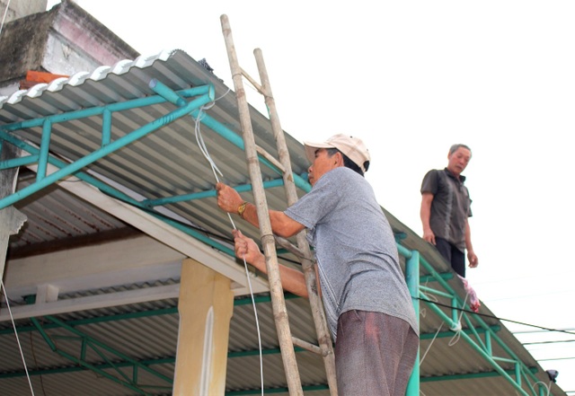 Người dân Quảng Nam hối hả chằng chống nhà “đón” bão - 12 Người dân Quảng Nam hối hả chằng chống nhà “đón” bão - 12