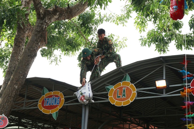 Người dân Quảng Nam hối hả chằng chống nhà “đón” bão - 3 Người dân Quảng Nam hối hả chằng chống nhà “đón” bão - 3