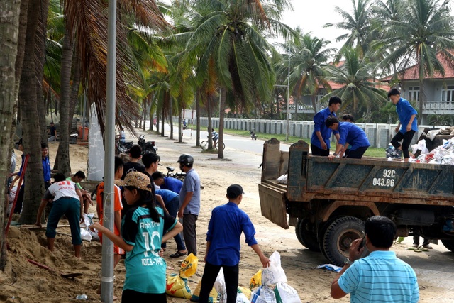 Người dân Quảng Nam hối hả chằng chống nhà “đón” bão - 4 Người dân Quảng Nam hối hả chằng chống nhà “đón” bão - 4