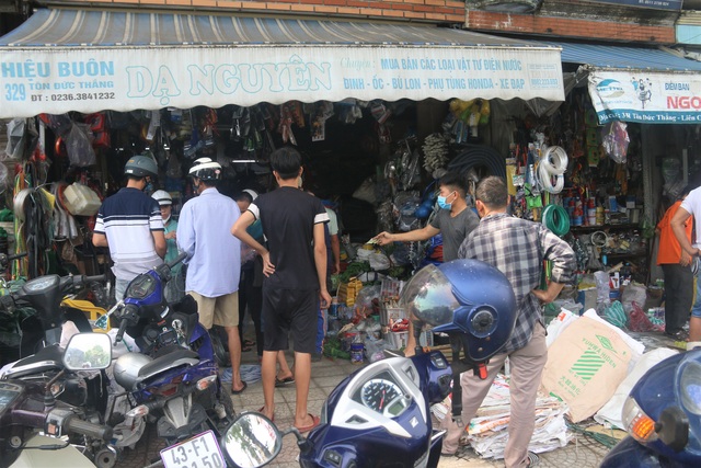 Người dân Đà Nẵng đổ xô mua vật liệu chằng chống nhà cửa trước siêu bão - 2 Người dân Đà Nẵng đổ xô mua vật liệu chằng chống nhà cửa trước siêu bão - 2