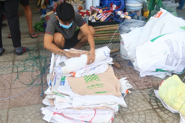 Người dân Đà Nẵng đổ xô mua vật liệu chằng chống nhà cửa trước siêu bão - 5 Người dân Đà Nẵng đổ xô mua vật liệu chằng chống nhà cửa trước siêu bão - 5