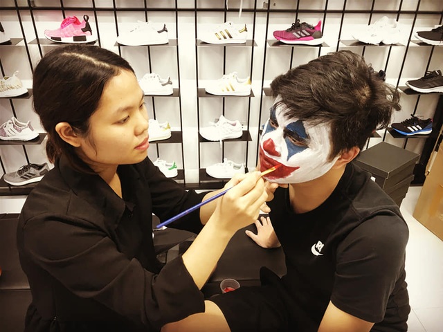 Thợ hóa trang hốt bạc, cháy sô mùa Halloween - 1 Thợ hóa trang hốt bạc, cháy sô mùa Halloween - 1