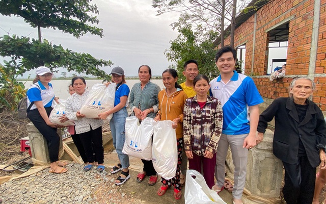 Khải Hoàn Land chung tay hỗ trợ đồng bào bị thiệt hại do bão lụt tại Thừa Thiên Huế - 2 Khải Hoàn Land chung tay hỗ trợ đồng bào bị thiệt hại do bão lụt tại Thừa Thiên Huế - 2