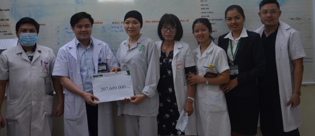 Bạn đọc giúp đỡ nữ điều dưỡng mắc ung thư gần 300 triệu đồng - 1 Bạn đọc giúp đỡ nữ điều dưỡng mắc ung thư gần 300 triệu đồng - 1