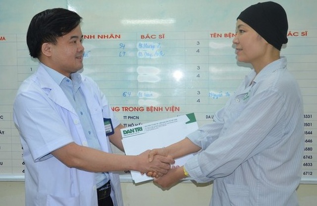 Bạn đọc giúp đỡ nữ điều dưỡng mắc ung thư gần 300 triệu đồng - 2 Bạn đọc giúp đỡ nữ điều dưỡng mắc ung thư gần 300 triệu đồng - 2