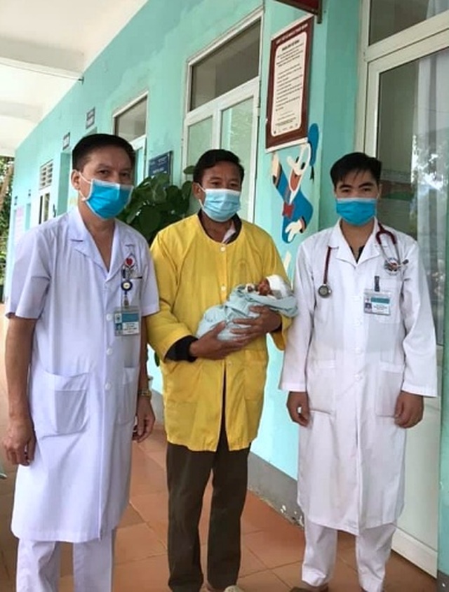 Bé trai chào đời với cơ thể nứt nẻ, rớm máu được xuất viện - 2 Bé trai chào đời với cơ thể nứt nẻ, rớm máu được xuất viện - 2