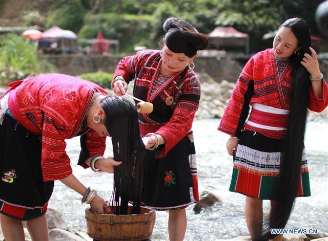Đến nơi phụ nữ có suối tóc dài hàng mét, chỉ cắt 1 lần duy nhất trong đời - 1 Đến nơi phụ nữ có suối tóc dài hàng mét, chỉ cắt 1 lần duy nhất trong đời - 1