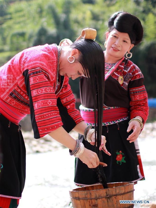 Đến nơi phụ nữ có suối tóc dài hàng mét, chỉ cắt 1 lần duy nhất trong đời - 2 Đến nơi phụ nữ có suối tóc dài hàng mét, chỉ cắt 1 lần duy nhất trong đời - 2