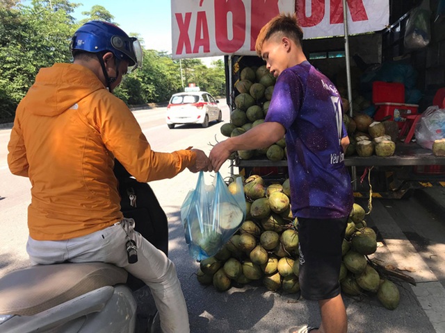 Hà Nội: Dừa xiêm bán “giá rẻ như cho”, người bán tiết lộ nguyên nhân - 2 Hà Nội: Dừa xiêm bán “giá rẻ như cho”, người bán tiết lộ nguyên nhân - 2
