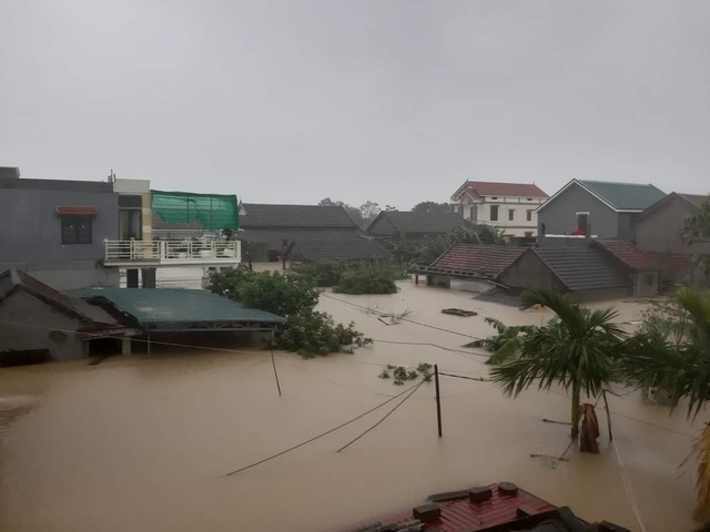 Về xã có 1.700 ngôi nhà bị lũ nhấn chìm trao quà bạn đọc Dân trí giúp đỡ - 1 Về xã có 1.700 ngôi nhà bị lũ nhấn chìm trao quà bạn đọc Dân trí giúp đỡ - 1