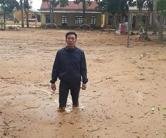 Quang Tri: The school is flooded with half a meter of mud, the students never return to class - 1