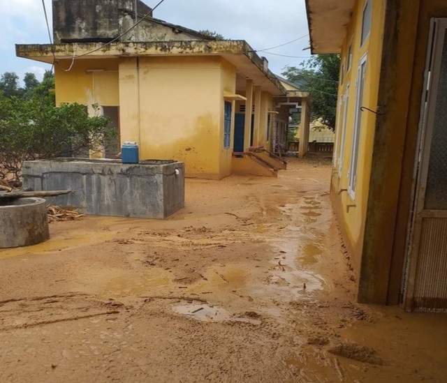 Quang Tri: The school is flooded with mud at half a meter, the students have never been to class - 4