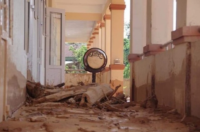 Quang Tri: The school is flooded with mud at half a meter, students never go back to class - 2