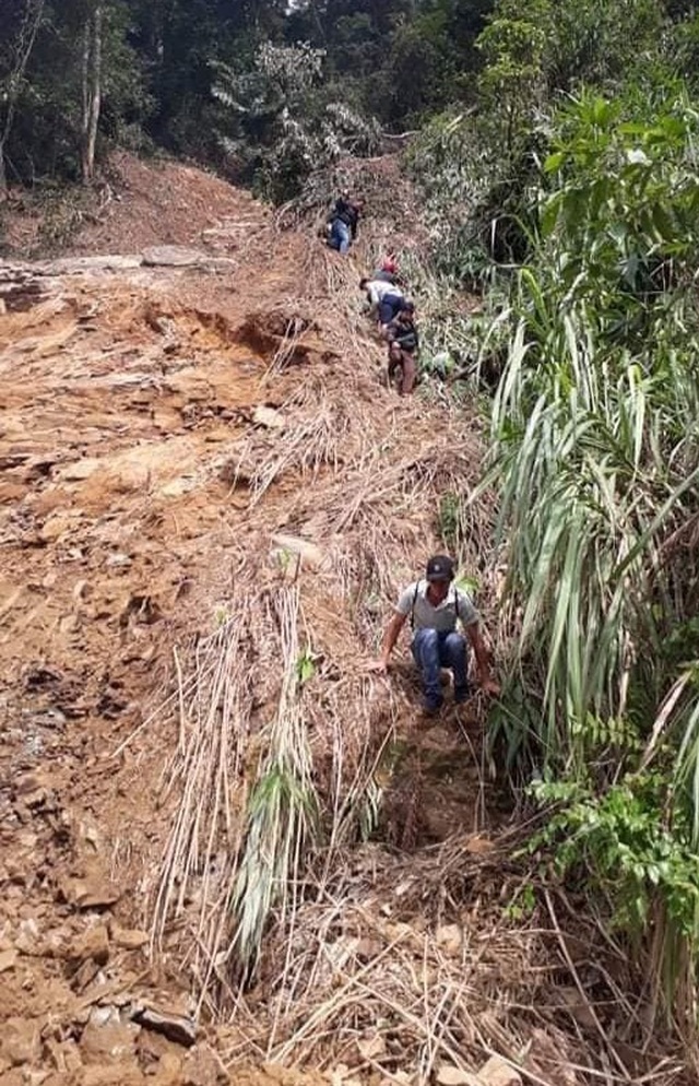 Quang Tri: The school is flooded with mud at half a meter, the students have never returned to class - 3