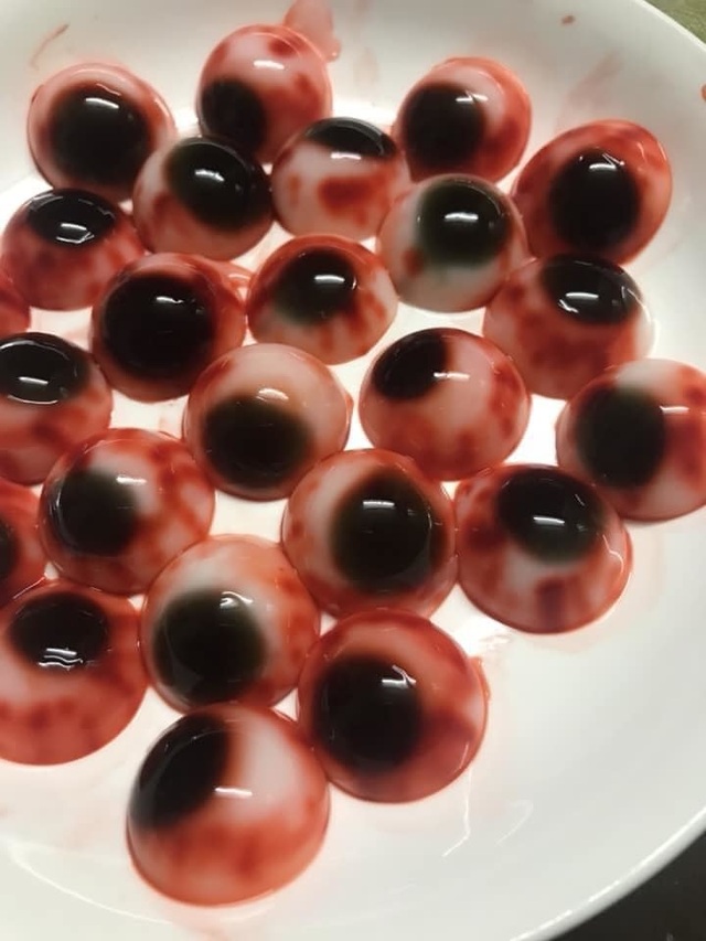 Rợn người những chiếc bánh ma quái xuất hiện trên phố Hà Nội - 3 Rợn người những chiếc bánh ma quái xuất hiện trên phố Hà Nội - 3