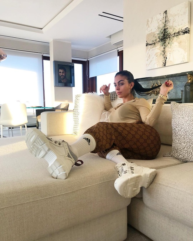 Ở chung nhà, Georgina Rodriguez không thể gặp mặt C.Ronaldo - 2 Ở chung nhà, Georgina Rodriguez không thể gặp mặt C.Ronaldo - 2