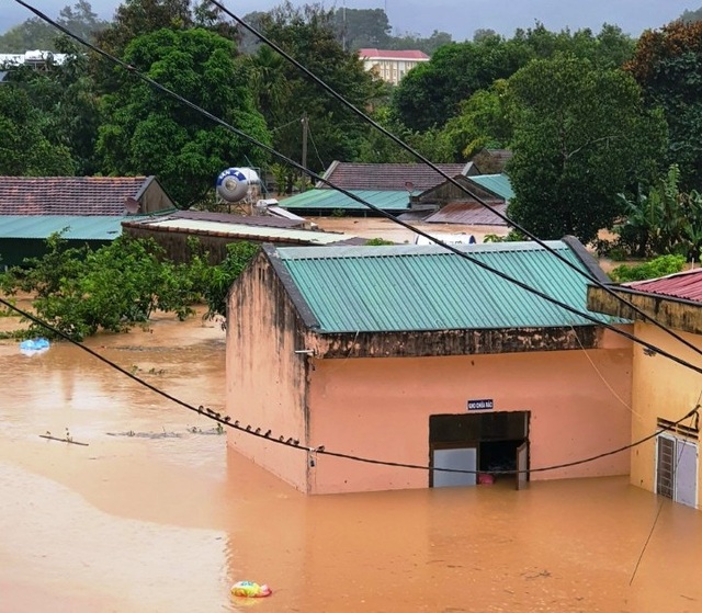 Chính quyền giúp di dời hàng trăm hộ dân cùng tài sản ra khỏi vùng lũ - 16 Chính quyền giúp di dời hàng trăm hộ dân cùng tài sản ra khỏi vùng lũ - 16
