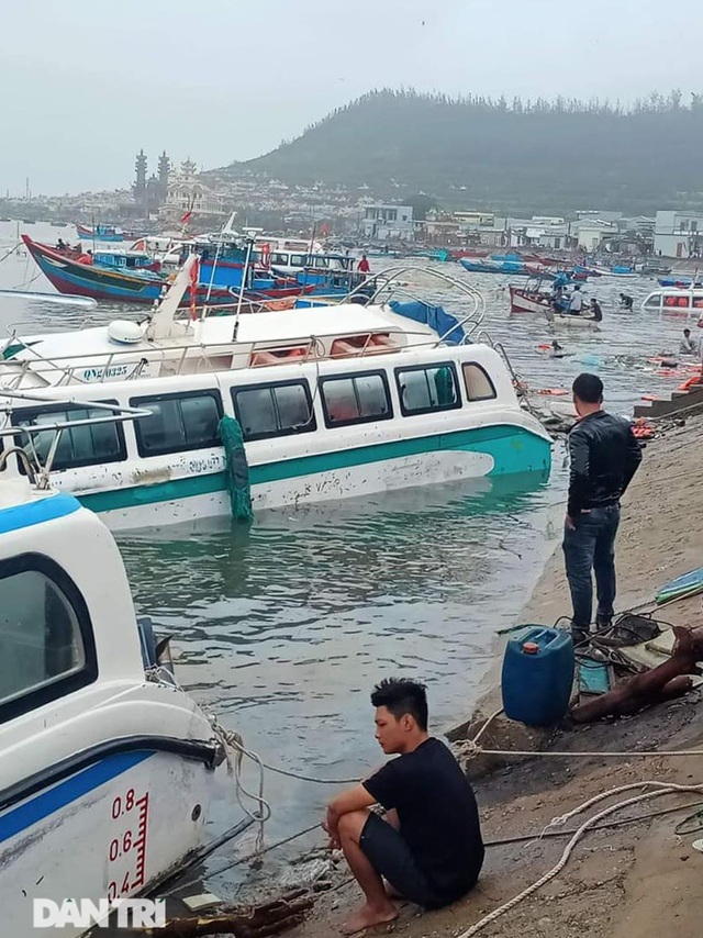 Đảo Lý Sơn tan hoang nhà cửa, tàu thuyền sau khi bão số 9 quét qua - 9 Đảo Lý Sơn tan hoang nhà cửa, tàu thuyền sau khi bão số 9 quét qua - 9