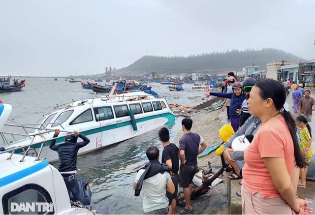 Đảo Lý Sơn tan hoang nhà cửa, tàu thuyền sau khi bão số 9 quét qua - 1 Đảo Lý Sơn tan hoang nhà cửa, tàu thuyền sau khi bão số 9 quét qua - 1