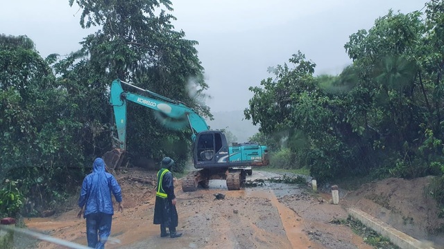 Nhiều tuyến giao thông trọng điểm tiếp tục bị sạt lở, chia cắt - 2 Nhiều tuyến giao thông trọng điểm tiếp tục bị sạt lở, chia cắt - 2