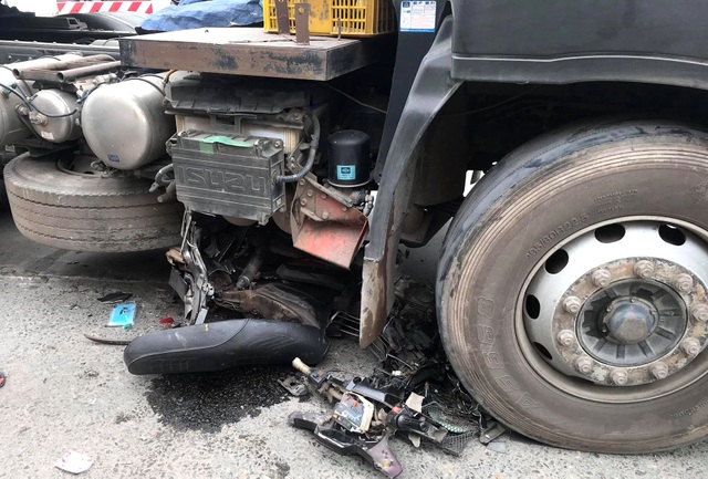 Nâng bánh xe đầu kéo giải cứu một phụ nữ bị chèn ngang chân - 2 Nâng bánh xe đầu kéo giải cứu một phụ nữ bị chèn ngang chân - 2