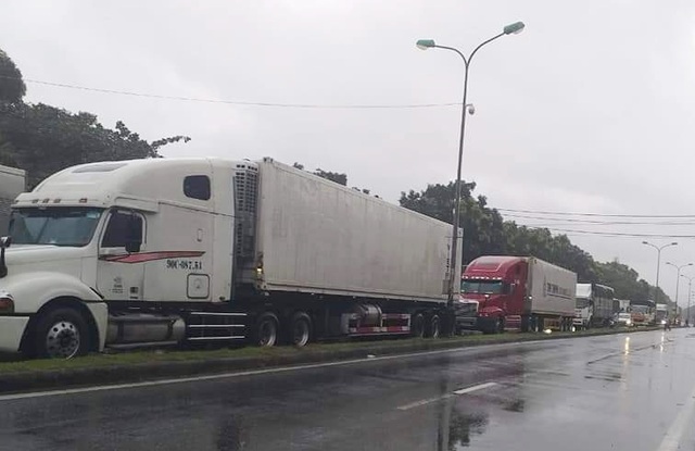 Người dân và CSGT phát đồ ăn cho tài xế, hành khách mắc kẹt trên Quốc lộ 1 - 1 Người dân và CSGT phát đồ ăn cho tài xế, hành khách mắc kẹt trên Quốc lộ 1 - 1