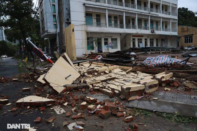 Đường phố Đà Nẵng ngổn ngang, cây xanh ngã đổ la liệt sau bão - 9 Đường phố Đà Nẵng ngổn ngang, cây xanh ngã đổ la liệt sau bão - 9