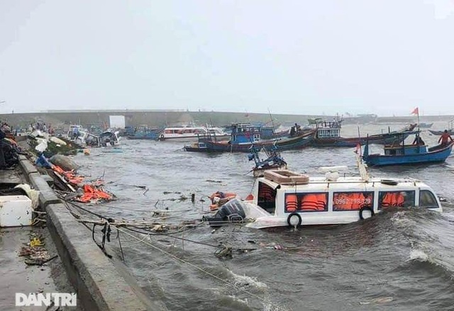 Đảo Lý Sơn tan hoang nhà cửa, tàu thuyền sau khi bão số 9 quét qua - 10 Đảo Lý Sơn tan hoang nhà cửa, tàu thuyền sau khi bão số 9 quét qua - 10