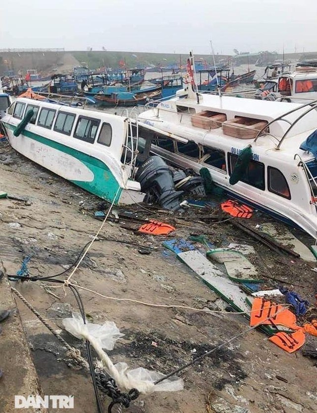 Đảo Lý Sơn tan hoang nhà cửa, tàu thuyền sau khi bão số 9 quét qua - 11 Đảo Lý Sơn tan hoang nhà cửa, tàu thuyền sau khi bão số 9 quét qua - 11
