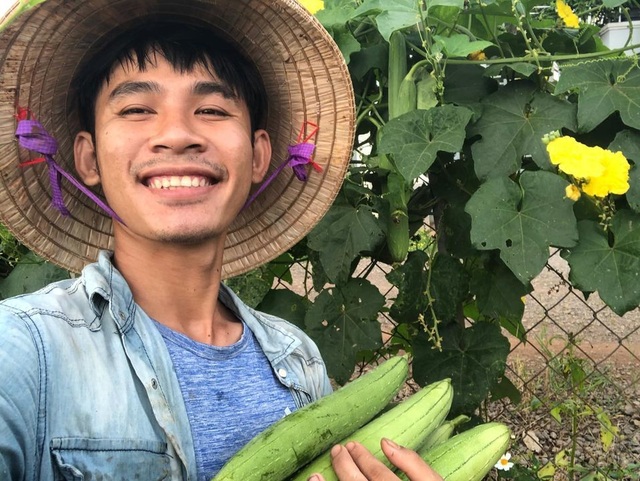 Cậu bé bóc mít thuê năm nào giờ là ông chủ vườn hồng đẹp như cổ tích - 5 Cậu bé bóc mít thuê năm nào giờ là ông chủ vườn hồng đẹp như cổ tích - 5