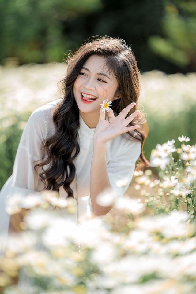 Cựu nữ sinh Ngoại thương đẹp dịu dàng bên cúc họa mi đầu mùa - 7 Cựu nữ sinh Ngoại thương đẹp dịu dàng bên cúc họa mi đầu mùa - 7