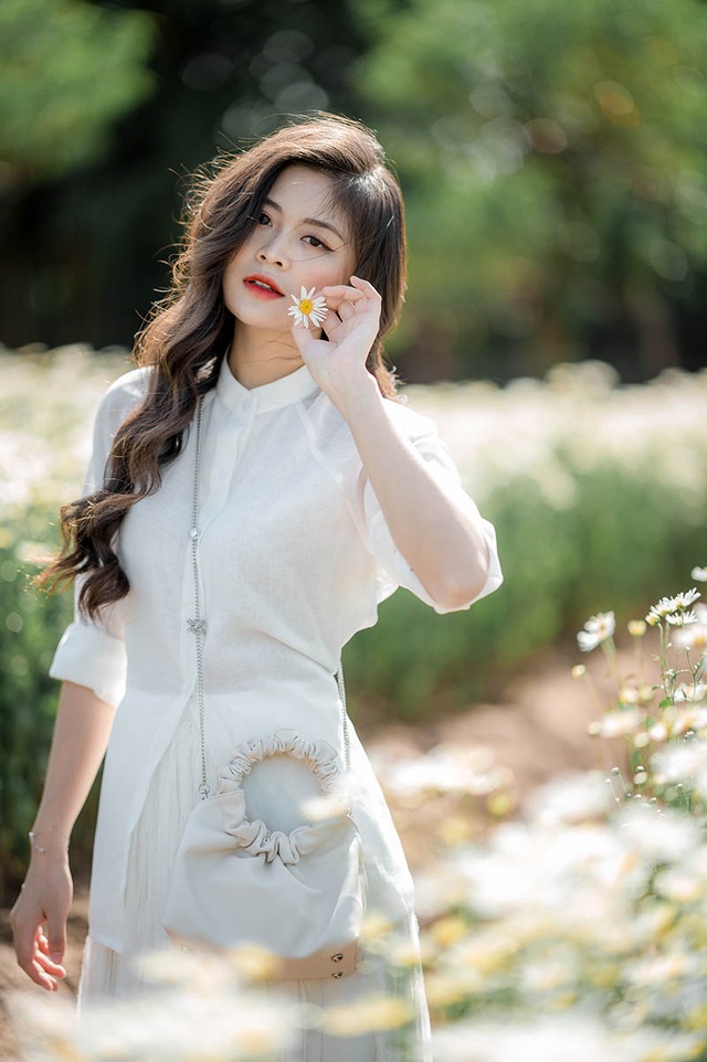 Cựu nữ sinh Ngoại thương đẹp dịu dàng bên cúc họa mi đầu mùa - 9 Cựu nữ sinh Ngoại thương đẹp dịu dàng bên cúc họa mi đầu mùa - 9
