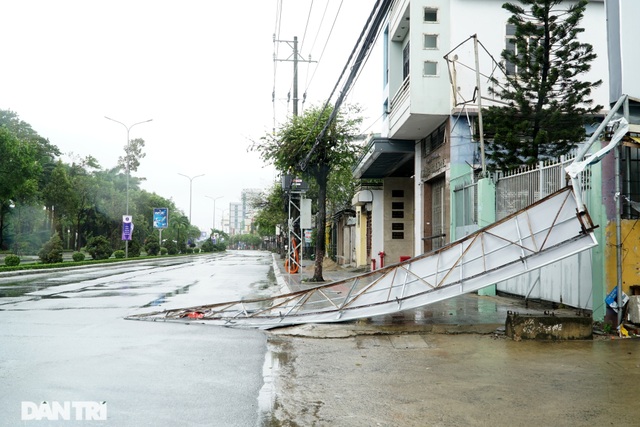 Đà Nẵng: Người dân phá rào vượt cầu Rồng trong cơn bão tố - 5