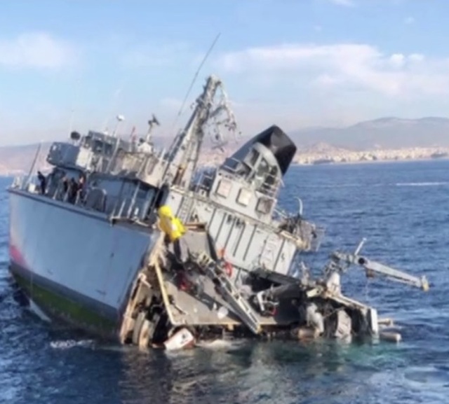 Tàu chở hàng đâm vỡ đôi tàu dò mìn của hải quân Hy Lạp - 3