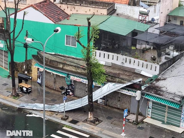 Quảng Ngãi: Nhà dân tan hoang sau bão số 9 - 3 Quảng Ngãi: Nhà dân tan hoang sau bão số 9 - 3