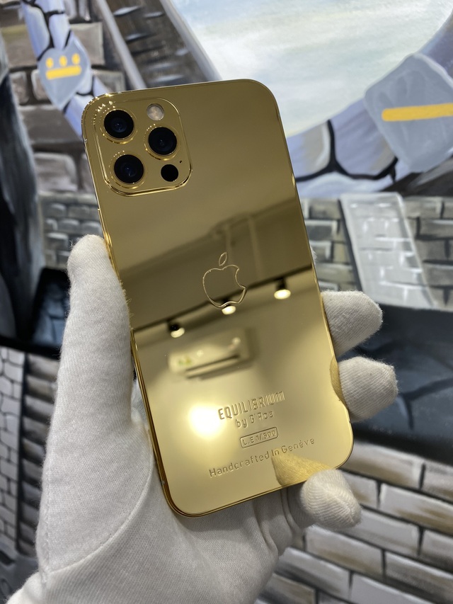 Trên tay iPhone 12 Pro mạ vàng, giá 160 triệu đồng tại Việt Nam - 2