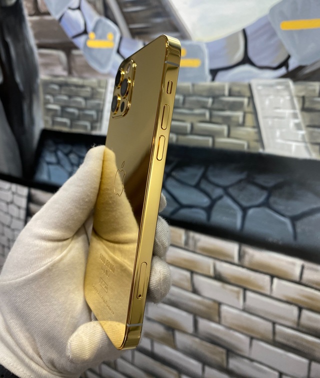 Trên tay iPhone 12 Pro mạ vàng, giá 160 triệu đồng tại Việt Nam - 1