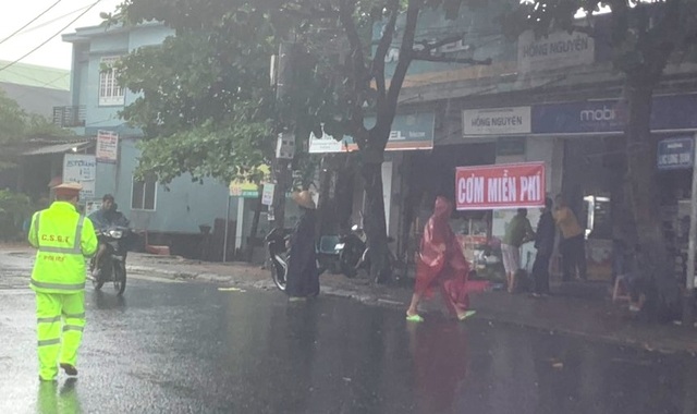 Người dân và CSGT phát đồ ăn cho tài xế, hành khách mắc kẹt trên Quốc lộ 1 - 10 Người dân và CSGT phát đồ ăn cho tài xế, hành khách mắc kẹt trên Quốc lộ 1 - 10