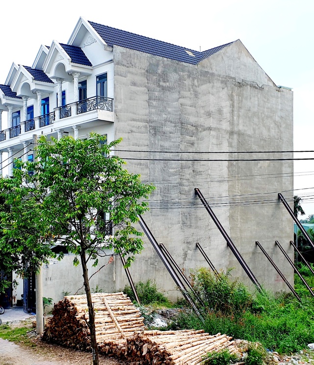 Nhà 4 tầng phải “chống gậy”, nguy cơ đổ sập bất cứ lúc nào - 3 Nhà 4 tầng phải “chống gậy”, nguy cơ đổ sập bất cứ lúc nào - 3