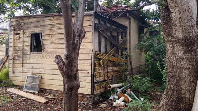 Căn nhà cũ nát ẩn sau bụi cây bất ngờ được bán giá khủng 56 tỷ đồng - 1 Căn nhà cũ nát ẩn sau bụi cây bất ngờ được bán giá khủng 56 tỷ đồng - 1