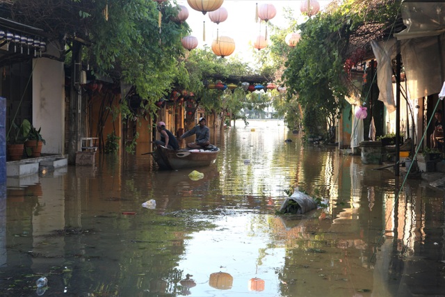 Người dân Hội An khốn đốn với bão số 9 vừa đi thì lũ lớn lại về - 2 Người dân Hội An khốn đốn với bão số 9 vừa đi thì lũ lớn lại về - 2