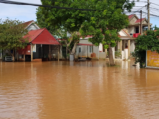 “Một tháng 5 trận ngập, chưa bao giờ bão lũ dồn dập như năm nay!” - 3 “Một tháng 5 trận ngập, chưa bao giờ bão lũ dồn dập như năm nay!” - 3