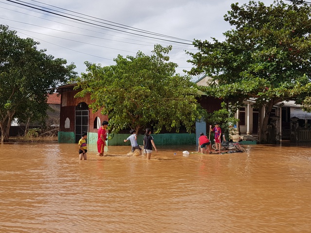 “Một tháng 5 trận ngập, chưa bao giờ bão lũ dồn dập như năm nay!” - 1 “Một tháng 5 trận ngập, chưa bao giờ bão lũ dồn dập như năm nay!” - 1