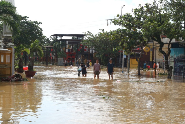 Người dân Hội An khốn đốn với bão số 9 vừa đi thì lũ lớn lại về - 4 Người dân Hội An khốn đốn với bão số 9 vừa đi thì lũ lớn lại về - 4