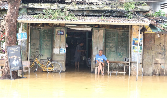 Người dân Hội An khốn đốn với bão số 9 vừa đi thì lũ lớn lại về - 5 Người dân Hội An khốn đốn với bão số 9 vừa đi thì lũ lớn lại về - 5