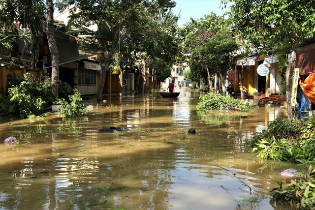 Người dân Hội An khốn đốn với bão số 9 vừa đi thì lũ lớn lại về - 6 Người dân Hội An khốn đốn với bão số 9 vừa đi thì lũ lớn lại về - 6
