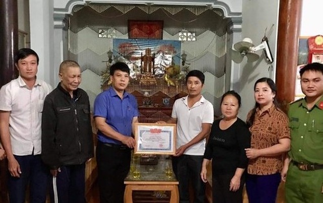Người phụ hồ “xẻ” dòng nước lũ cứu 3 người gặp nạn trên sông Lam - 1 Người phụ hồ “xẻ” dòng nước lũ cứu 3 người gặp nạn trên sông Lam - 1