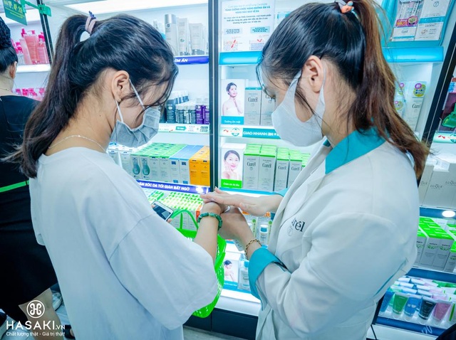 Khách hàng hào hứng trải nghiệm mua sắm mỹ phẩm tại sự kiện khai trương Hasaki Beauty S.P.A chi nhánh 11 - 4 Khách hàng hào hứng trải nghiệm mua sắm mỹ phẩm tại sự kiện khai trương Hasaki Beauty S.P.A chi nhánh 11 - 4