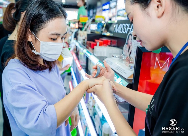 Khách hàng hào hứng trải nghiệm mua sắm mỹ phẩm tại sự kiện khai trương Hasaki Beauty S.P.A chi nhánh 11 - 5 Khách hàng hào hứng trải nghiệm mua sắm mỹ phẩm tại sự kiện khai trương Hasaki Beauty S.P.A chi nhánh 11 - 5